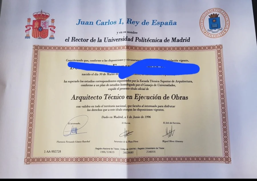 Título universitario en España
